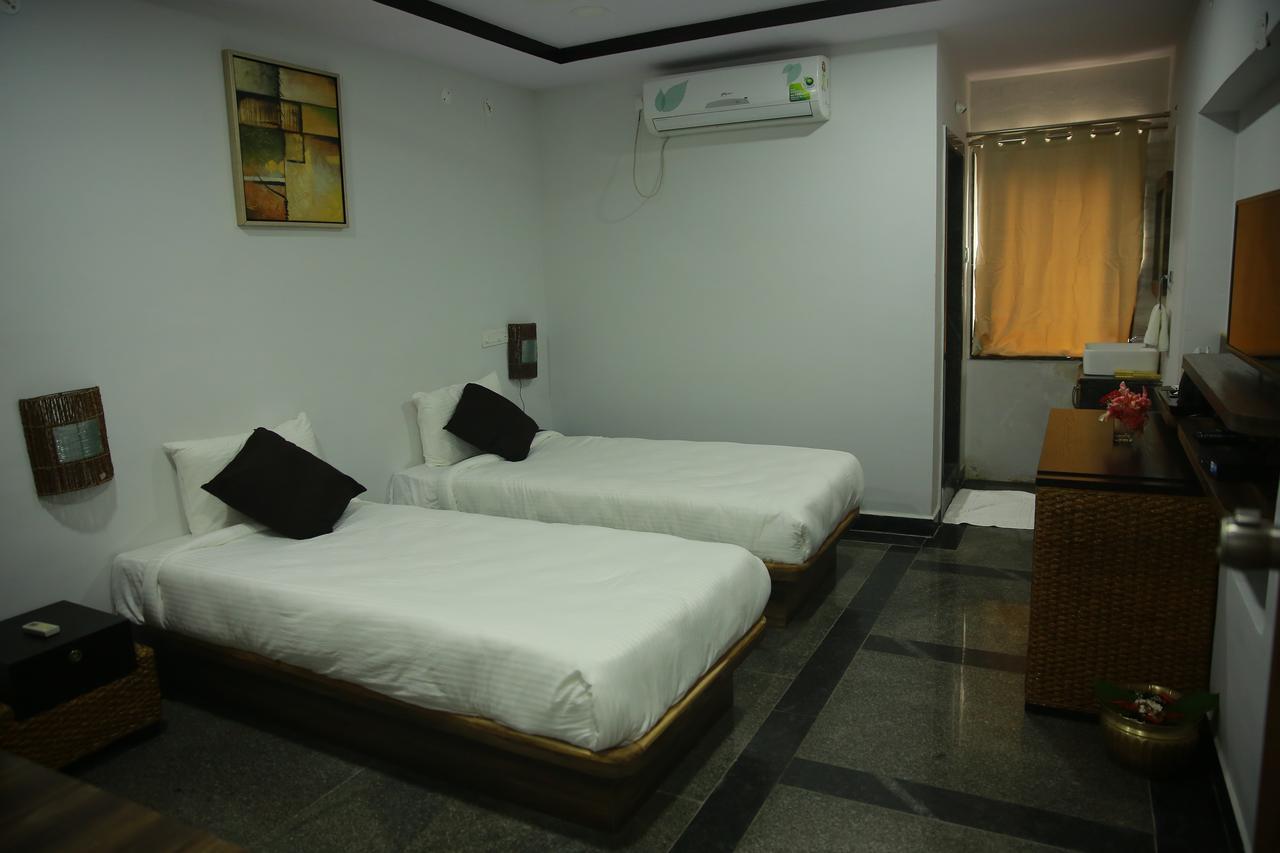 Lokis Forest Inn Haïdarabad Extérieur photo
