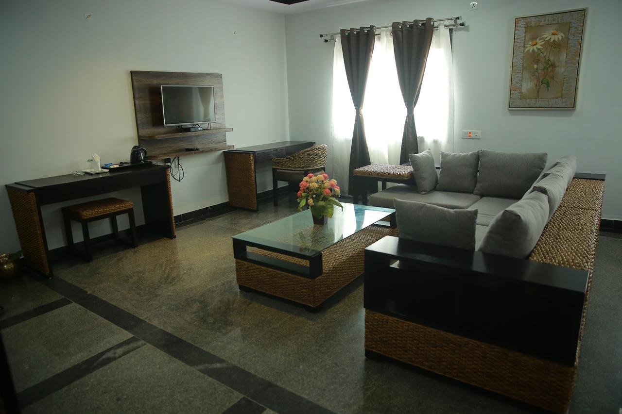 Lokis Forest Inn Haïdarabad Extérieur photo